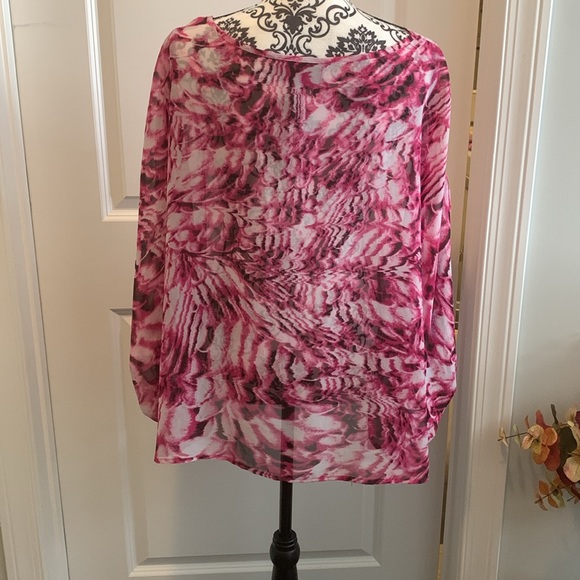 NWOT. Woman’s sheer top with cocoon style fit and elastic cuffed sleeves. - Picture 7 of 10